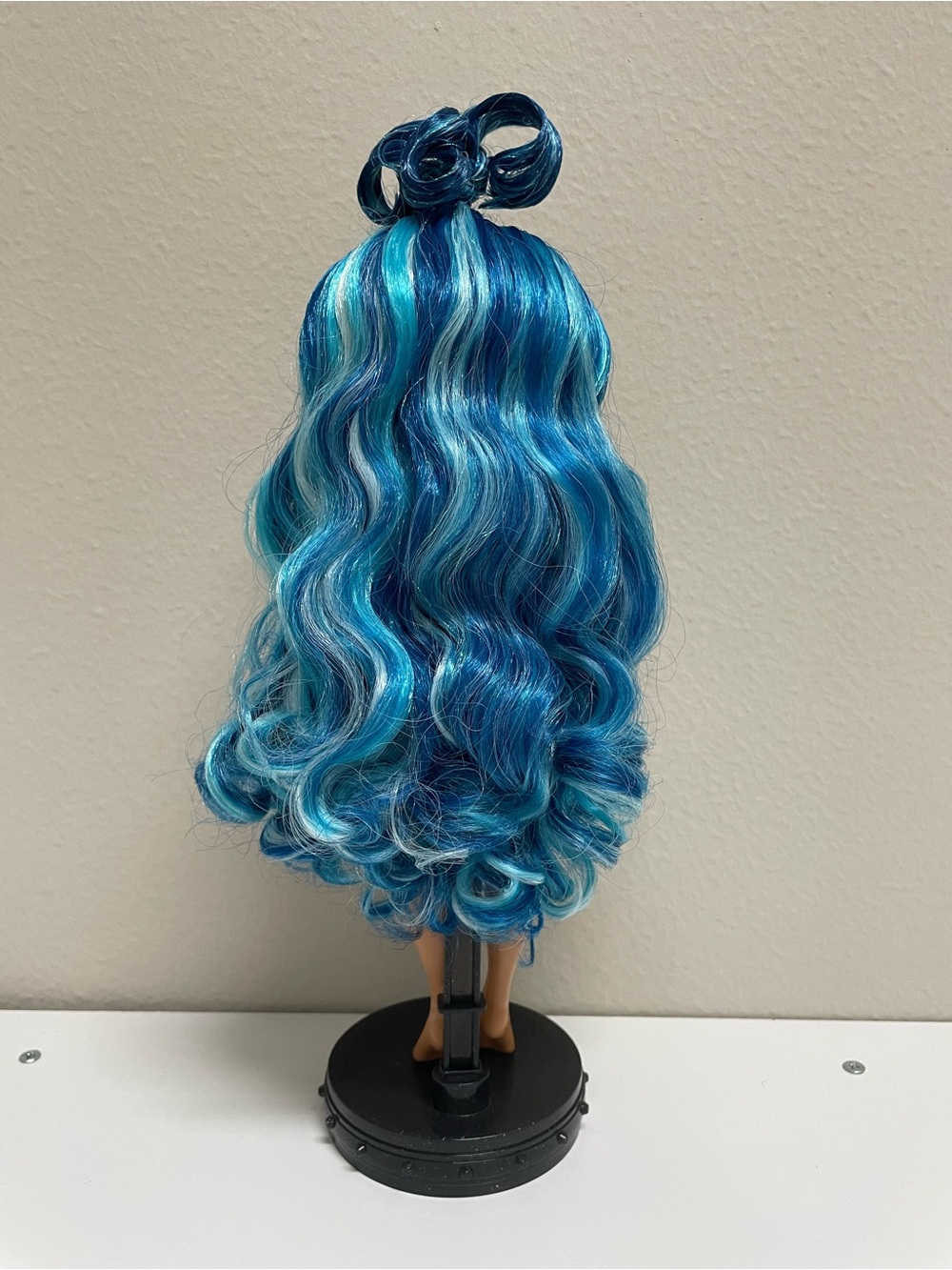 Rainbow High Winter Wonderland Skyler and Violet Base Dolls - Picture 10 of 13